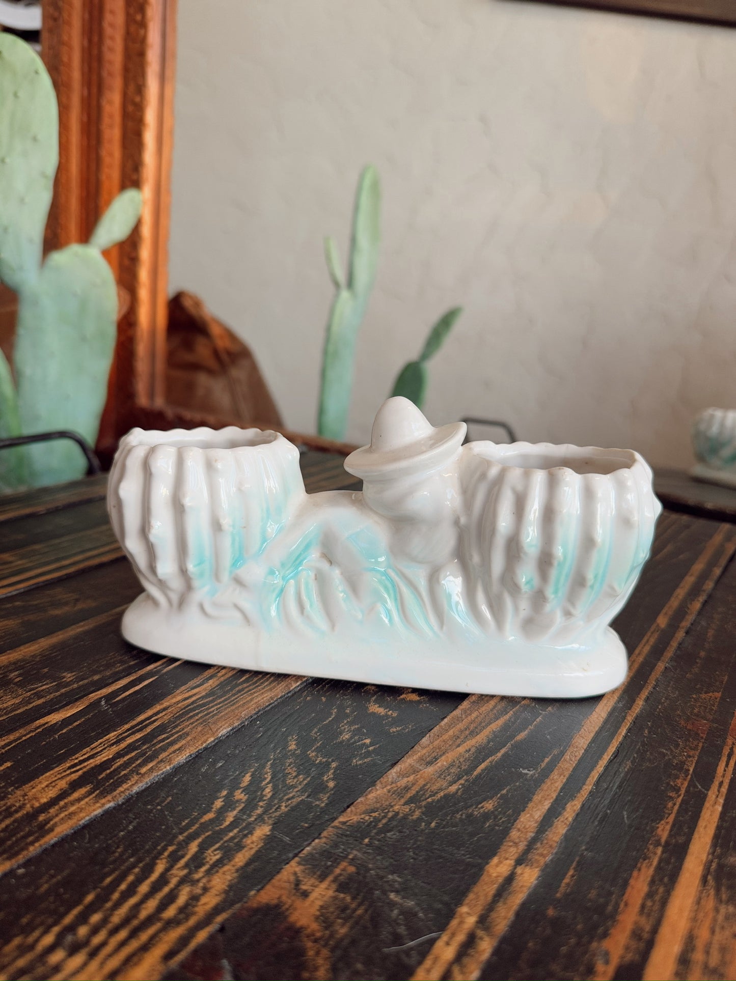 Siesta Mccoy Planter Statue