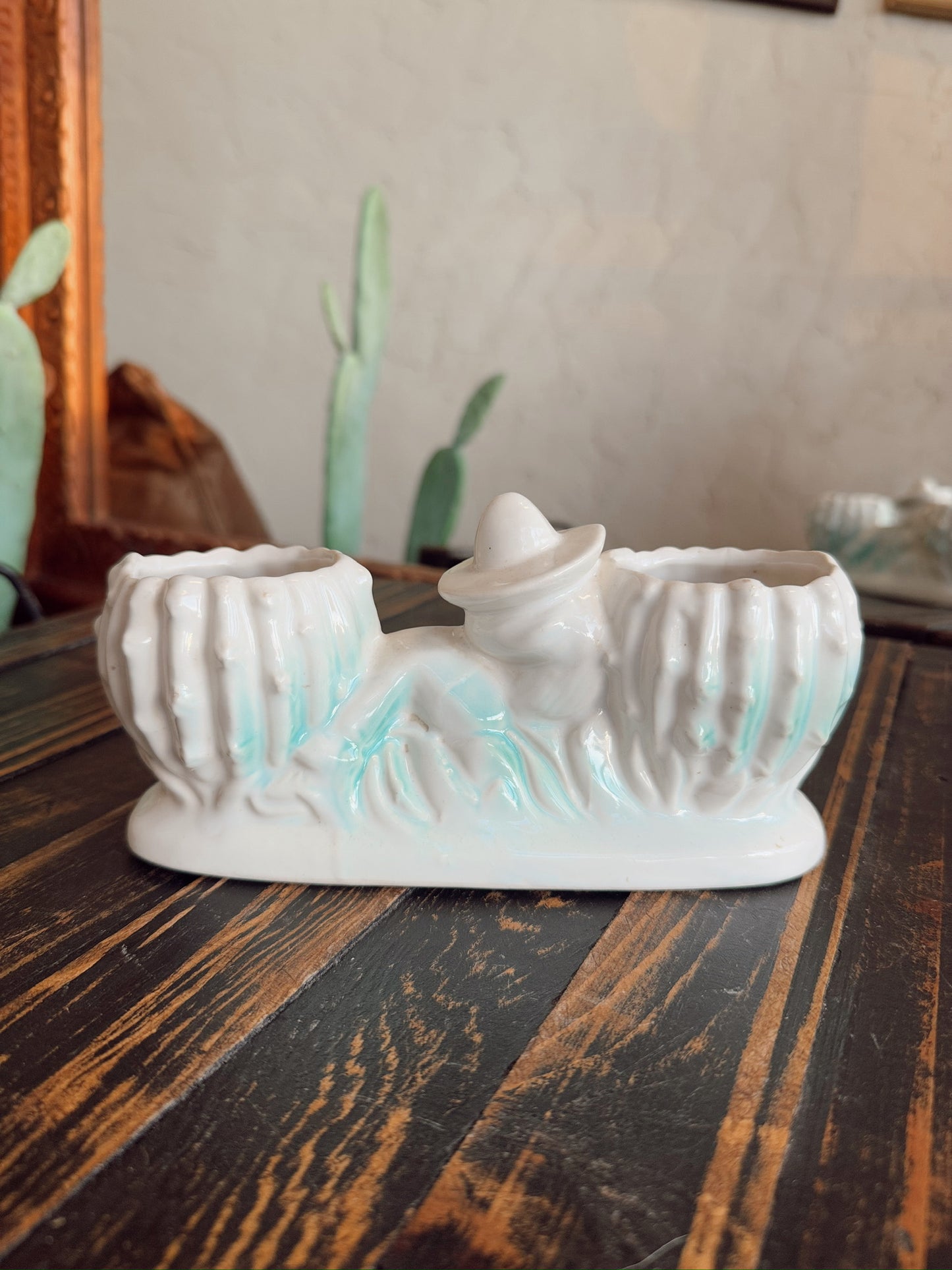Siesta Mccoy Planter Statue
