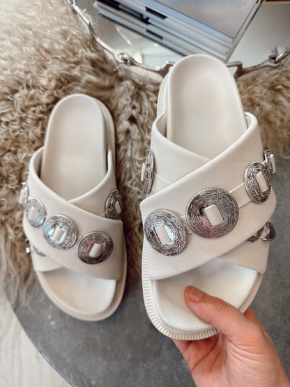 The Gorgene Platform Sandals in Seashell