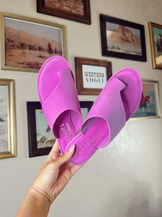 Oscar Sandals in Magenta