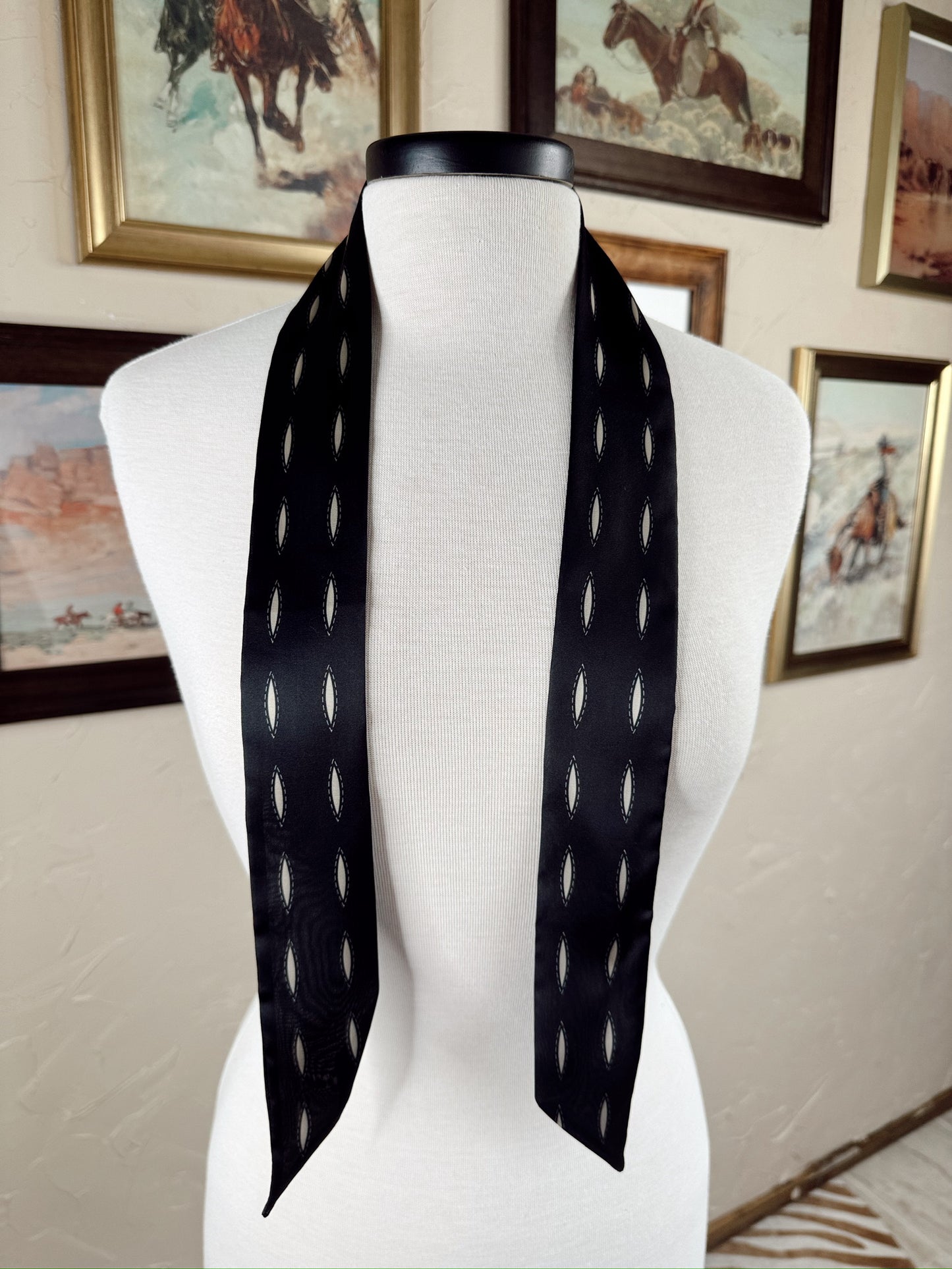 The Buckstitch Twilly in Black