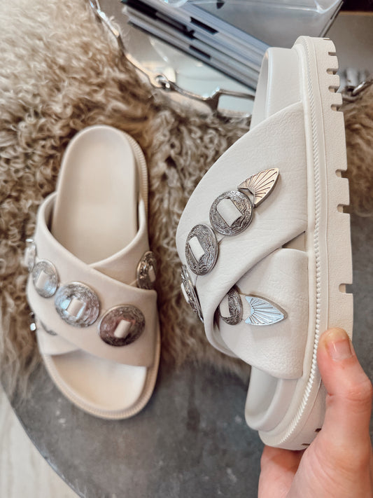 The Gorgene Platform Sandals in Seashell