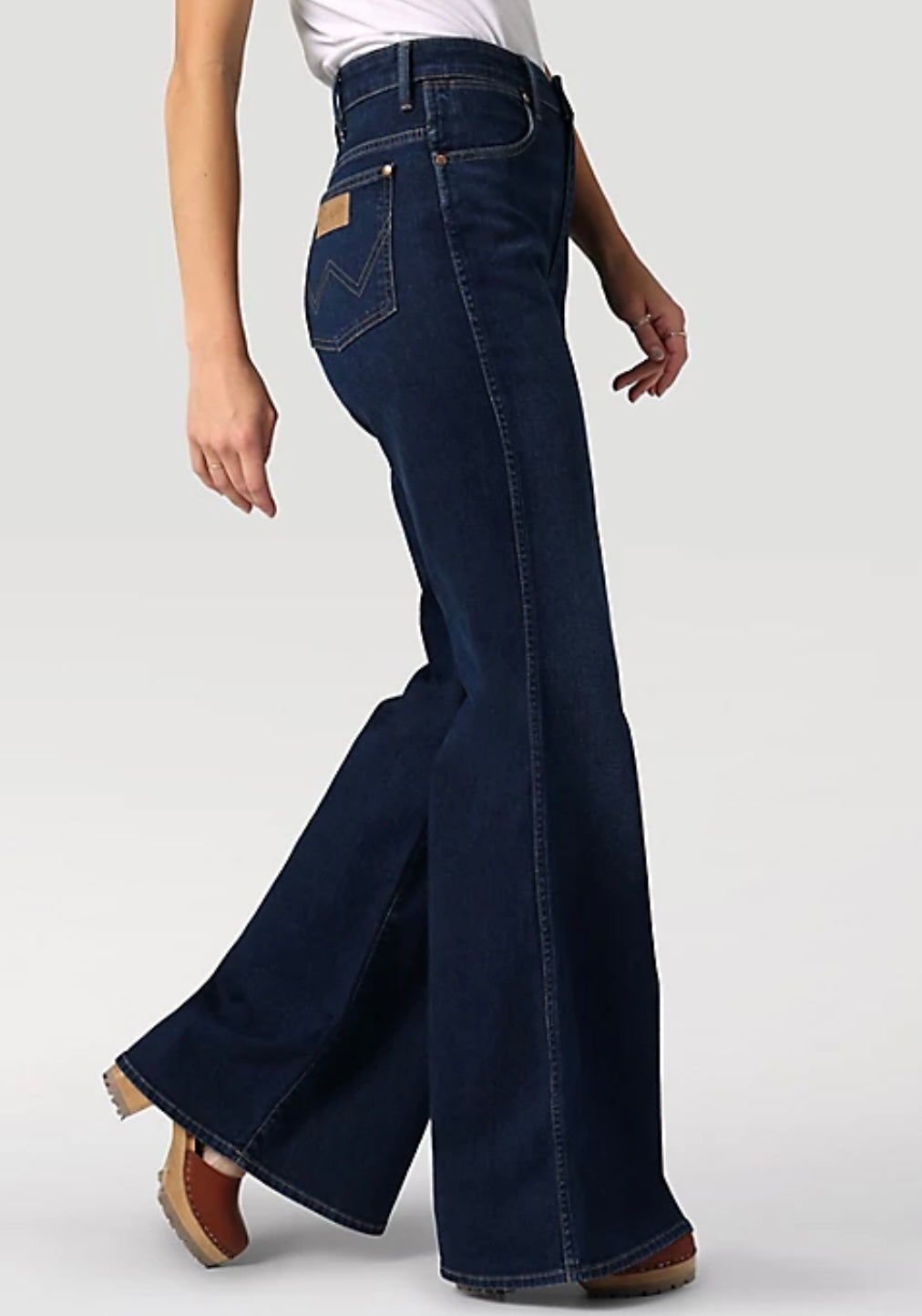 The Wrangler Wanderer 622 Dark Wash Flares